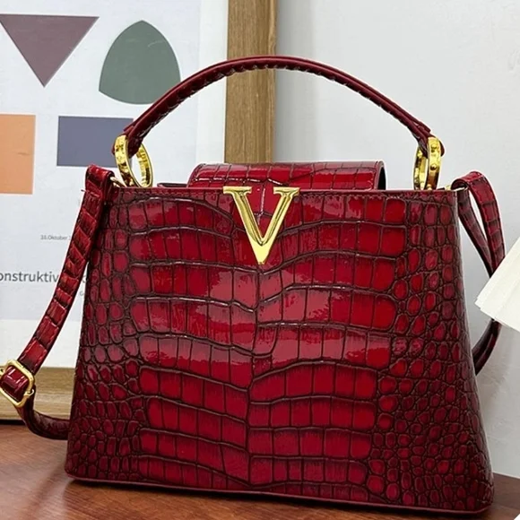 💥💥👜 Croc psttern SUPER cute  Handbag with V emblem Gold-Tone Hardware👜💥💥 - Picture 2 of 5